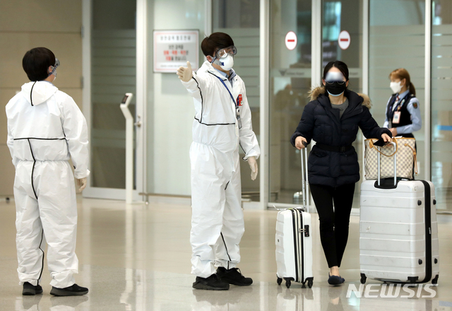 [인천공항=뉴시스] 이윤청 기자 = 정부와 방역당국이 미국발 입국자 전체를 대상으로 입국 후 3일 이내에 신종 코로나바이러스 감염증(코로나19) 진단검사를 실시하기 시작한 13일 인천국제공항에서 미국발 입국자들이 육군 현장지원팀과 공항 관계자들로부터 안내 받고 있다. 2020.04.13.&nbsp; radiohead@newsis.com