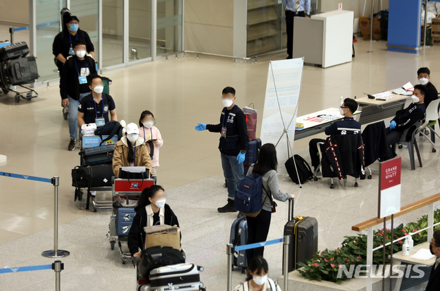 [인천공항=뉴시스] 이윤청 기자 = 정부와 방역당국이 미국발 입국자 전체를 대상으로 입국 후 3일 이내에 신종 코로나바이러스 감염증(코로나19) 진단검사를 실시하기 시작한 13일 인천국제공항에서 미국발 입국자들이 육군 현장지원팀과 공항 관계자들로부터 안내 받고 있다. 2020.04.13.&nbsp; radiohead@newsis.com 