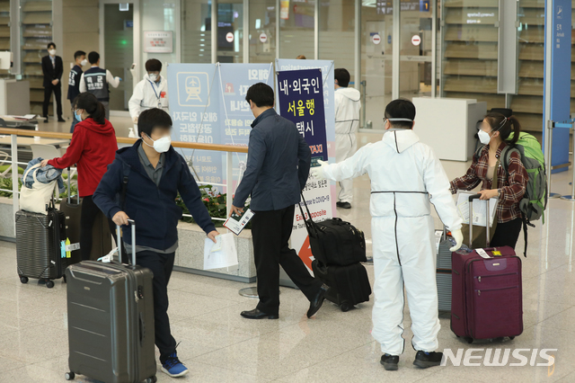 [인천공항=뉴시스] 이윤청 기자 = 정부와 방역당국이 미국발 입국자 전체를 대상으로 입국 후 3일 이내에 신종 코로나바이러스 감염증(코로나19) 진단검사를 실시하기 시작한 13일 인천국제공항에서 미국발 입국자들이 육군 현장지원팀과 공항 관계자들로부터 안내 받고 있다. 2020.04.13. radiohead@newsis.com