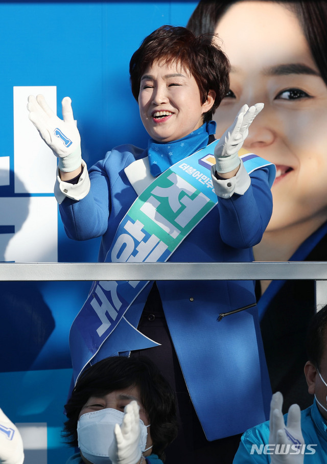 [서울=뉴시스] 김진아 기자 = 이낙연 더불어민주당 공동상임선대위원장이 13일 서울 광진구 건대입구역 사거리 인근에서 서울 광진갑 전혜숙 후보, 광진을 고민정 후보 지원유세를 하자 전혜숙 후보가 박수를 치고 있다. 2020.04.16. bluesoda@newsis.com