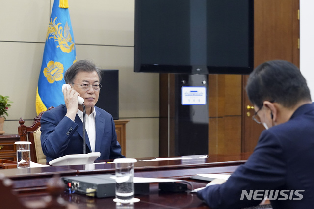 [서울=뉴시스]문재인 대통령이 13일 오후 청와대 여민관에서 로테이 체링 부탄 총리와 전화 통화하고 있다.(사진=청와대 제공) 2020.04.13.photo@newsis.com
