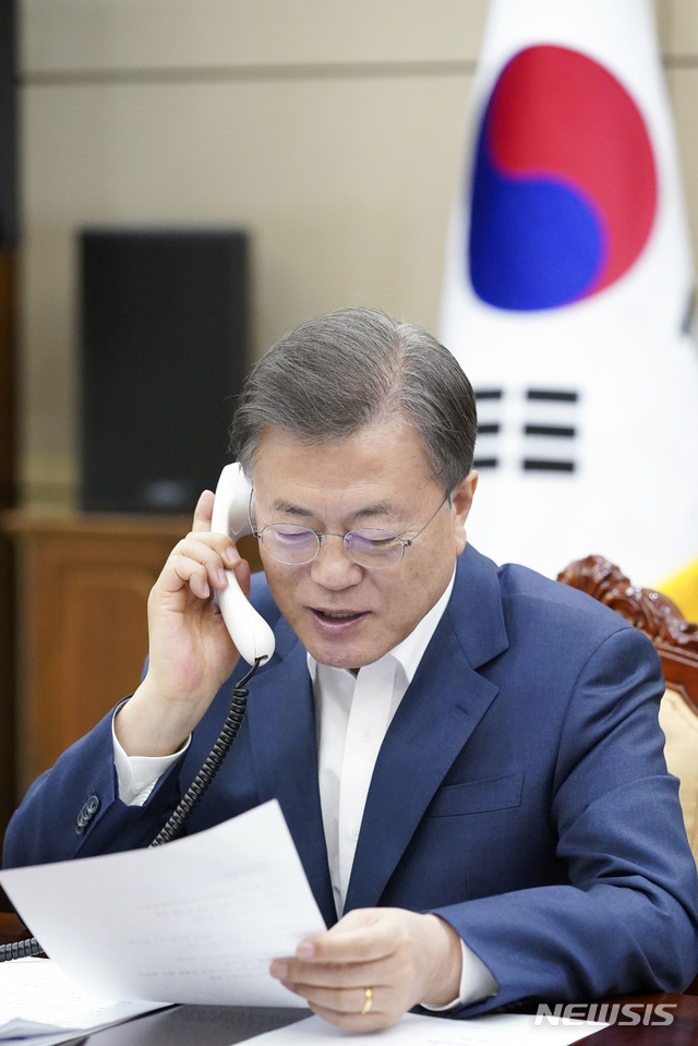 [서울=뉴시스]문재인 대통령이 13일 오후 청와대 여민관에서 로테이 체링 부탄 총리와 전화 통화하고 있다.(사진=청와대 제공) 2020.04.13. photo@newsis.com