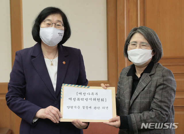 [서울=뉴시스] 박민석 기자 = 이정옥(왼쪽) 여성가족부 장관이 지난 13일 오후 서울 서초구 대법원 양형위원회를 방문해 김영란 양형위원회 위원장에게 여성가족부 여성폭력방지위원회의 디지털 성범죄 양형기준 설정에 관한 의견서를 전달하고 있다. (사진=여성가족부 제공) 2020.04.13. photo@newsis.com
