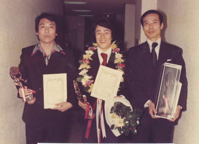 [서울=뉴시스] 왼쪽부터 매니저 박영걸, 서성원, DJ 박원웅. 딕훼밀리가 '팝스 그랑프리'에서 최우수그룹상을 수상한 뒤 찍은 기념 사진. 2020.04.14. (사진 = 박성서 대중음악평론가 제공) photo@newsis.com 