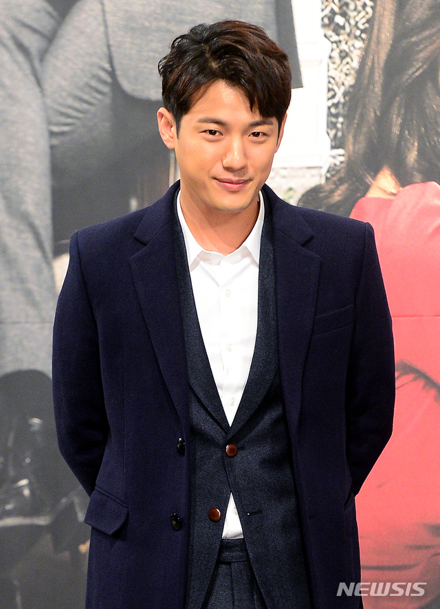 [서울=뉴시스] 김동민 기자 = 배우 서준영이 28일 오후 서울 강남구 임피리얼팰리스호텔 셀레나홀에서 열린 KBS 2TV 새 저녁일일드라마 '천상의 약속' 제작발표회에 참석해 사진 촬영을 하고 있다. 2016.01.28. 