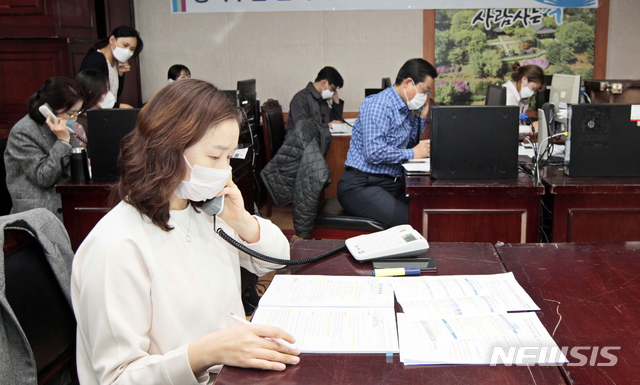 [서울=뉴시스] 서울 동작구 관계자가 코로나19 긴급생활지원 통합콜센터에서 주민에게 사업을 안내하는 모습. (사진=서울 동작구 제공) 2020.04.14. photo@newsis.com 