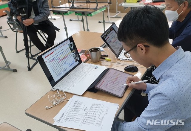 [창원=뉴시스] 교사가 필기 패드를 이용해 판서를 하면서 학생들과 원격수업을 하는 장면.(사진=경남도교육청 제공) 2020.04.14. photo@newsis.com