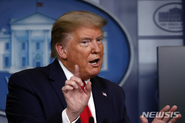 [워싱턴=AP/뉴시스]도널드 트럼프 미국 대통령이 13일(현지시간) 백악관에서 신종 코로나바이러스 감염증(코로나19) 일일 브리핑을 하고 있다. 트럼프 대통령은 몇 주일간의 엄격한 사회적 거리 두기 등 코로나19와의 싸움을 마치고 미국 경제를 언제 재개하느냐 하는 결정권은 자신에게 있다고 주장했다. 2020.04.14.