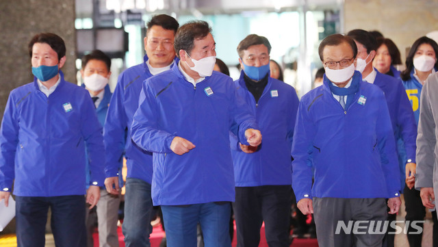 [서울=뉴시스] 장세영 기자 = 더불어민주당 이해찬 대표, 이낙연 공동상임선대위원장과 더불어시민당 우희종 공동상임선대위원장, 이종걸 공동상임선대위원장등 양당 관계자들이 14일 서울 여의도 국회에서 열린 더불어민주당-더불어시민당 합동 선거대책위원회에 참석하고 있다. 2020.04.14.&nbsp; photothink@newsis.com 