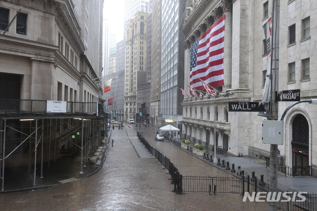[뉴욕=AP/뉴시스]신종 코로나바이러스 감염증(코로나19) 확산 여파로 13일(현지시간) 뉴욕증권거래소(NYSE)가 있는 월가가 텅 빈 모습. 2020.04.14.