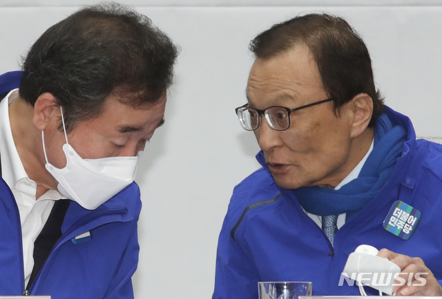 [서울=뉴시스]김명원 기자 = 더불어민주당 이해찬 대표와 이낙연 공동상임선대위원장이 14일 오전 서울 여의도 국회 제3회의장에서 열린 더불어민주당-더불어시민당 합동 선거대책위원회에 참석해 이야기를 나누고 있다. 2020.04.14.&nbsp; kmx1105@newsis.com 