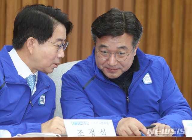 [서울=뉴시스]김명원 기자 = 더불어민주당 윤호중 사무총장과 조정식 정책위원장이 14일 오전 서울 여의도 국회 제3회의장에서 열린 더불어민주당-더불어시민당 합동 선거대책위원회에 참석해 이야기를 나누고 있다. 2020.04.14. kmx1105@newsis.com
