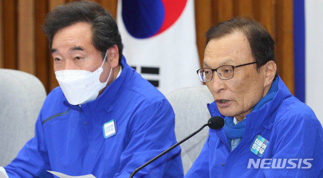 [서울=뉴시스] 장세영 기자 = 이해찬(오른쪽) 더불어민주당 대표가 14일 서울 여의도 국회에서 열린 더불어민주당-더불어시민당 합동 선거대책위원회에 참석해 현안관련 발언을 하고 있다. 2020.04.14.&nbsp; photothink@newsis.com