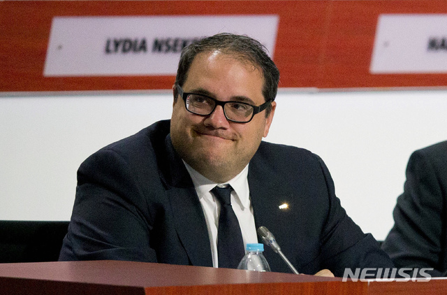 [멕시코시티=AP/뉴시스]2016년 5월13일 멕시코시티에서 열린 국제축구연맹(FIFA) 총회에서 북중미축구연맹(CONCACAF) 회장으로 새로 선출된 캐나다의 빅터 몬탈리아니가 박수를 받으며 미소짓고 있다. FIFA 부회장인 몬탈리아니는 AP 통신과의 인터뷰에서 신종 코로나바이러스 감염증(코로나19) 확산에 따른 여행 제한 등으로 모든 국제 축구 경기가 2021년까지 전면 중단될 수 있다고 말한다.2020.4.14