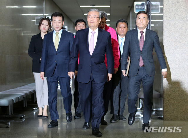 [서울=뉴시스] 김진아 기자 = 김종인 미래통합당 총괄선대위원장이 14일 서울 여의도 국회에서 대국민 기자회견을 하기 위해 회견장으로 향하고 있다. 2020.04.14. bluesoda@newsis.com