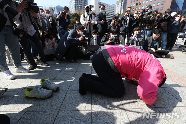 [서울=뉴시스] 고승민 기자 = 제21대 국회의원 선거에 출마하는 미래통합당 황교안 종로구 후보가 선거유세 마지막날인 14일 서울 종로구 보신각 앞에서 지지 호소 기자회견을 마치고 절을 하고 있다. 2020.04.14.kkssmm99@newsis.com