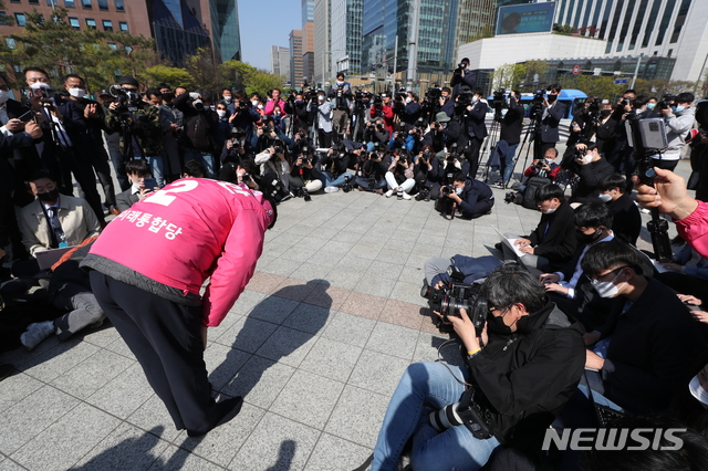 [서울=뉴시스] 고승민 기자 = 제21대 국회의원 선거에 출마하는 미래통합당 황교안 종로구 후보가 선거유세 마지막날인 14일 서울 종로구 보신각 앞에서 지지 호소 기자회견을 마치고 인사하고 있다. 2020.04.14.kkssmm99@newsis.com