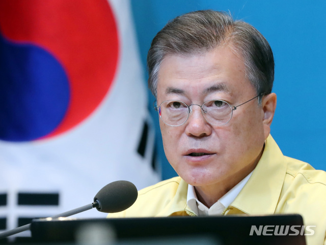 [서울=뉴시스]배훈식 기자 = 문재인 대통령이 14일 청와대 여민1관 영상회의실에서 열린 국무회의에 참석해 발언하고 있다. 2020.04.14 dahora83@newsis.com