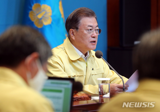 [서울=뉴시스]배훈식 기자 = 문재인 대통령이 14일 청와대 여민1관 영상회의실에서 열린 국무회의에 참석해 발언하고 있다. 2020.04.14dahora83@newsis.com