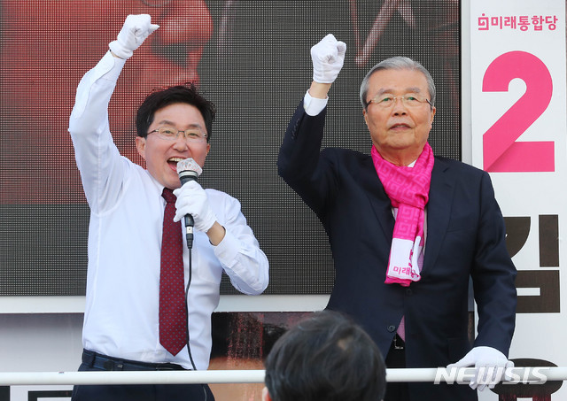 [서울=뉴시스] 장세영 기자 = 제21대 총선 서울 구로을 김용태 미래통합당 후보자가 14일 서울 구로구 신도림역 앞에서 열린 거리유세에서 김종인 미래통합당 총괄선대위원장과 함께 유권자들에게 지지를 호소하고 있다. 2020.04.14. photothink@newsis.com