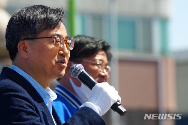 [서울=뉴시스]김동연 전 경제부총리가 14일 경기도 이천 장호원 오일장에서 제21대 국회의원선거 이천시에 출마하는 김용진 더불어민주당 후보의 지원유세를 하고 있다. (사진=김용진 후보 캠프 제공) 2020.04.14.&nbsp; photo@newsis.com