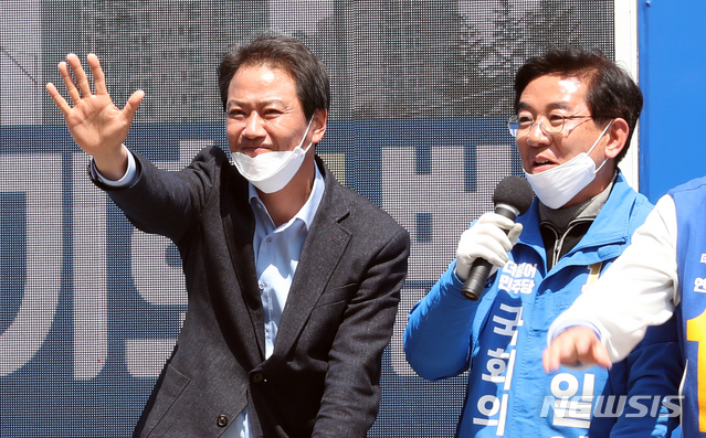 [인천=뉴시스] 이종철 기자 = 임종석 전 대통령비서실장이 14일 오후 인천시 연수구 행운마트 사거리에서 제21대 국회의원선거 인천 연수구을 정일영 더불어민주당 후보의 지지를 호소하고 있다. 2020.04.14.&nbsp; jc4321@newsis.com