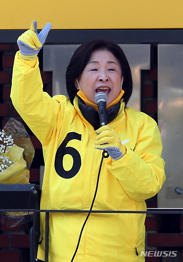 [인천=뉴시스] 이종철 기자 = 심상정 정의당 대표가 14일 오후 인천시 연수구 다이소 인천동춘점 앞에서 제21대 국회의원선거 정의당 연수구을 이정미 후보의 선거지원유세를 하면서 지지를 호소하고 있다. 2020.04.14. jc4321@newsis.com