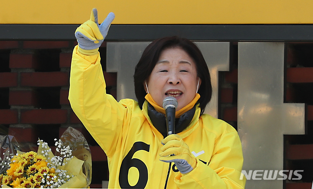 [인천=뉴시스] 이종철 기자 = 심상정 정의당 대표가 14일 오후 인천시 연수구 다이소 인천동춘점 앞에서 제21대 국회의원선거 정의당 연수구을 이정미 후보의 선거지원유세를 하면서 지지를 호소하고 있다. 2020.04.14. jc4321@newsis.com