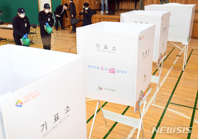 [서울=뉴시스] 전진환 기자 = 제21대 국회의원 선거를 하루 앞둔 14일 오후 청운효자동 제1투표소가 설치된 서울 종로구 청운초등학교 강당에서 방역업체 관계자들이 코로나19 예방 방역을 하고 있다. 2020.04.14. photo@newsis.com