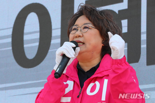 [서울=뉴시스] 장세영 기자 = 제21대 총선 서울 동대문구을 이혜훈 미래통합당 후보자가 14일 서울 동대문구 장안빌딩 앞에서 열린 거리유세에서 유권자들에게 지지를 호소하고 있다. 2020.04.14. photothink@newsis.com