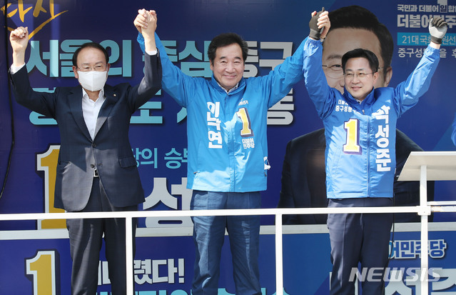 [서울=뉴시스] 김진아 기자 = 제21대 국회의원선거 서울 종로에 출마하는 더불어민주당 이낙연 후보가 14일 서울 종로5가 마전교 앞에서 최운열 의원, 중구·성동을 박성준 후보와 합동 유세를 하고 있다. 2020.04.14.&nbsp; bluesoda@newsis.com