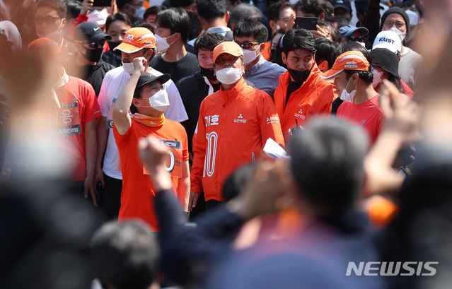 [서울=뉴시스]전신 기자 = 지난 1일부터 국토종주에 나선 안철수 국민의당 대표가 14일 서울 종로구 광화문광장에 도착, 지지자들을 향해 인사하고 있다. 2020.04.14. photo1006@newsis.com