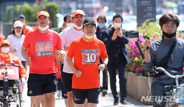[서울=뉴시스]전신 기자 = 지난 1일부터 국토종주에 나선 안철수 국민의당 대표가 14일 서울 종로구 광화문광장으로 향하고 있다. 2020.04.14. photo1006@newsis.com