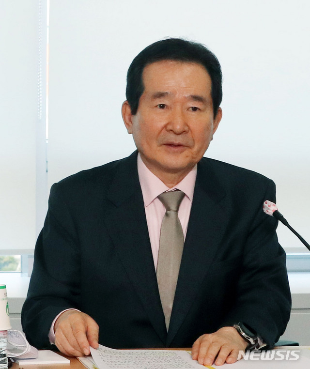 [서울=뉴시스]박주성 기자 = 정세균 국무총리가 14일 오후 서울 중구 한국여성인권진흥원에서 열린 디지털 성폭력 근절 전문가 간담회에 참석해 인사말을 하고 있다. 2020.04.14. park7691@newsis.com