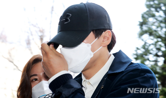 [인천=뉴시스] 이종철 기자 = '여신도 그루밍 성폭행 의혹' 사건 가해자인 인천 모 교회 소속 A목사(37)가 14일 오후 구속영장실질심사를 받기 위해 인천시 미추홀구 인천지방법원에 들어서고 있다. jc4321@newsis.com