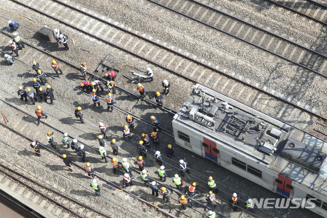 [서울=뉴시스]최진석 기자 = 14일 서울 영등포구 1호선 영등포역에서 신길역으로 가는 구간에 탈선한 열차중 한량이 견인되자 작업자들이 선로를 복구하고 있다. 2020.04.14.&nbsp; myjs@newsis.com