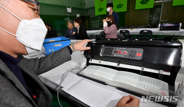 [광주=뉴시스] 신대희 기자 = 21대 국회의원 선거를 하루 앞둔 14일 광주 북구 용봉동 전남대 스포츠센터에서 선거관리위원회 관계자들이 비례대표 투표지 분류기를 시연하고 있다. sdhdream@newsis.com