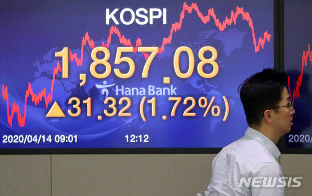 [서울=뉴시스]박주성 기자 = 코스피지수가 전 거래일(1825.76)보다 31.32포인트(1.72%) 오른 1857.08에 마감해 14일 오후 서울 중구 을지로 하나은행 본점 딜링룸에서 딜러들이 업무를 보고 있다. 2020.04.14. park7691@newsis.com