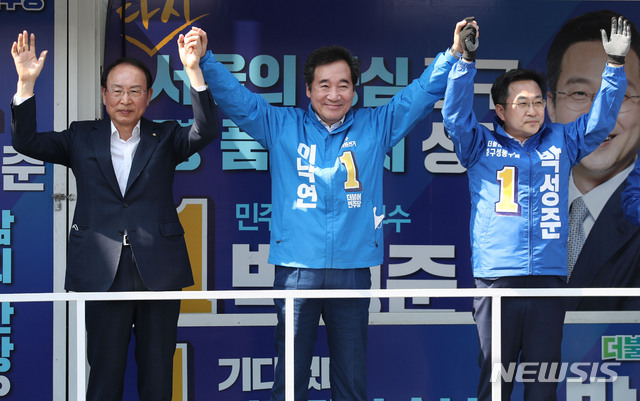 [서울=뉴시스] 김진아 기자 = 제21대 국회의원선거 서울 종로에 출마하는 더불어민주당 이낙연 후보가 14일 서울 종로5가 마전교 앞에서 최운열 의원, 중구·성동을 박성준 후보와 합동 유세를 하고 있다. 2020.04.14.&nbsp; bluesoda@newsis.com