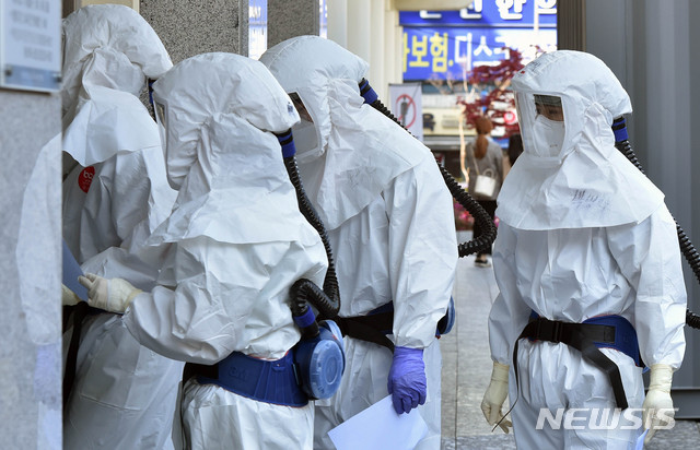 [대구=뉴시스] 이무열 기자 = 신종 코로나바이러스 감염증(코로나19) 지역거점병원인 대구의 한 병원에서 근무 교대를 위해 방호복을 착용한 의료진이 지난 14일 병동으로 들어가고 있다. 2020.04.14. lmy@newsis.com