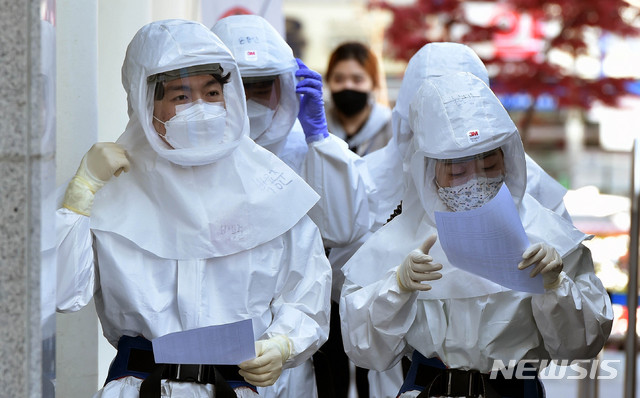 [대구=뉴시스] 이무열 기자 = 14일 신종 코로나바이러스 감염증(코로나19) 지역거점병원인 대구 중구 계명대학교 대구동산병원에서 근무 교대를 위해 방호복을 착용한 의료진이 병동으로 들어가고 있다. 2020.04.14.&nbsp; lmy@newsis.com