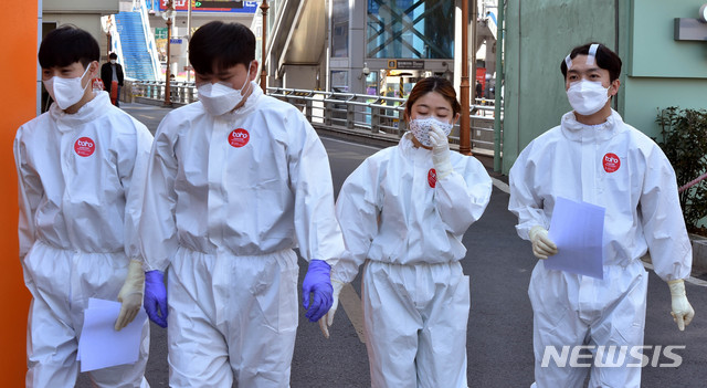 [대구=뉴시스] 이무열 기자 = 14일 신종 코로나바이러스 감염증(코로나19) 지역거점병원인 대구 중구 계명대학교 대구동산병원에서 근무 교대를 위해 방호복을 착용한 의료진이 병동으로 들어가고 있다. 2020.04.14. lmy@newsis.com