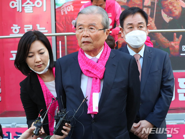 [서울=뉴시스] 장세영 기자 = 김종인 미래통합당 총괄선대위원장이 14일 서울 광진구 신한은행 자양동지점 앞에서 열린 제21대 총선 서울 광진구을 오세훈 미래통합당 후보자 지원유세를 끝내고 취재진의 질문에 답하고 있다. 2020.04.14. photothink@newsis.com