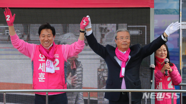 [서울=뉴시스] 장세영 기자 = 김종인 미래통합당 총괄선대위원장이 14일 서울 광진구 신한은행 자양동지점 앞에서 열린 제21대 총선 서울 광진구을 오세훈 미래통합당 후보자 지원유세에 참석해 오세훈 후보자와 함께 유권자들에게 손을 들어 인사를 하고 있다. 2020.04.14.   photothink@newsis.com