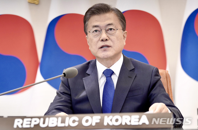 [서울=뉴시스]문재인 대통령이 14일 오후 청와대 본관 집무실에서 코로나19 공동 대응을 위한 ‘아세안+3 특별 화상 정상회의’에서 발언하고 있다.(사진=청와대 제공) 2020.04.14 photo@newsis.com