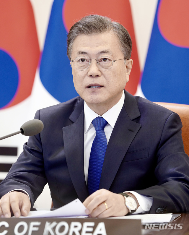 [서울=뉴시스]문재인 대통령이 14일 오후 청와대 본관 집무실에서 코로나19 공동 대응을 위한 ‘아세안+3 특별 화상 정상회의’에서 발언하고 있다.(사진=청와대 제공) 2020.04.14photo@newsis.com