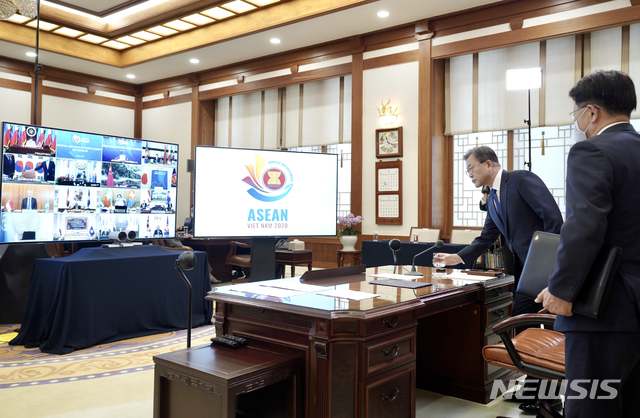 [서울=뉴시스]문재인 대통령이 14일 오후 청와대 본관 집무실에서 코로나19 공동 대응을 위한 ‘아세안+3 특별 화상 정상회의’를 준비하고 있다.(사진=청와대 제공) 2020.04.14. photo@newsis.com