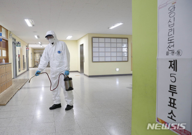[서울=뉴시스] 박민석 기자 = 제21대 국회의원 총선거를 하루 앞둔 14일 오후 서울 성동구 숭신초등학교에서 방역 관계자가 투표소 설치에 앞서 신종 코로나바이러스 감염증(코로나19) 예방을 위해 방역 작업을 하고 있다. 2020.04.14.&nbsp; mspark@newsis.com