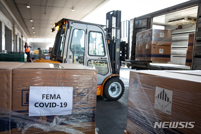[서울=뉴시스] 조수정 기자 = 14일 인천공항 화물터미널에서 미국으로 수출하는 한국형 신종 코로나 바이러스 감염증(코로나19) 진단키트를 관계자들이 이송하고 있다. (사진=외교부 제공) 2020.04.14.&nbsp; photo@newsis.com 