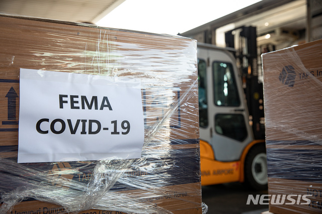 [서울=뉴시스] 조수정 기자 = 14일 인천공항 화물터미널에서 미국으로 수출하는 한국형 신종 코로나 바이러스 감염증(코로나19) 진단키트를 관계자들이 이송하고 있다. (사진=외교부 제공) 2020.04.14. photo@newsis.com